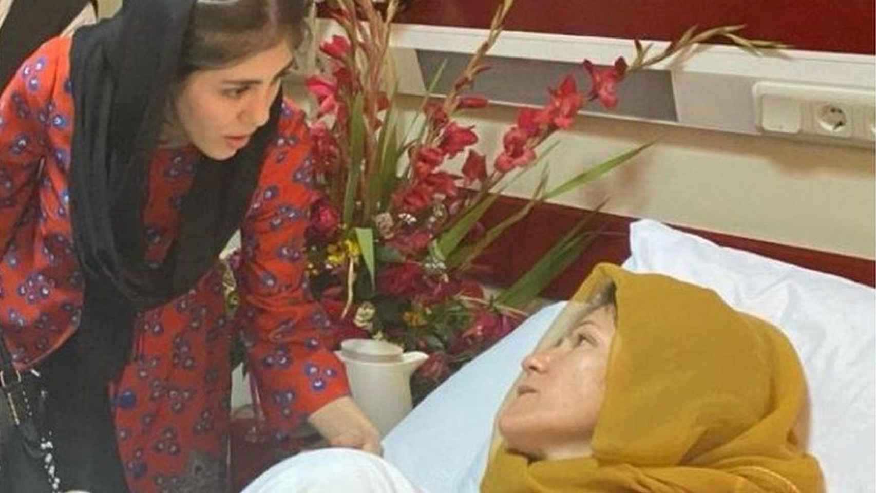 Fawzia con su hija Shuhra en el hospital, después de haber sufrido un atentado.