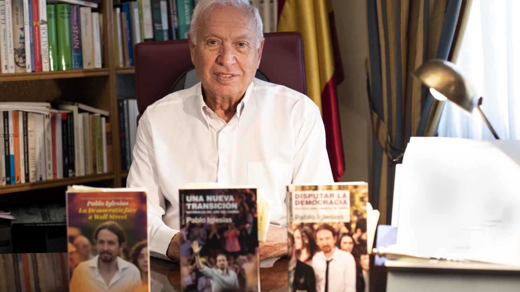 García-Margallo, en su despacho, con sus últimos libros de estudio.