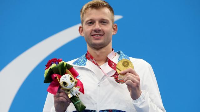 Ihar Boki posa con una de sus medallas de oro en los Juegos Paralímpicos de Tokio 2020