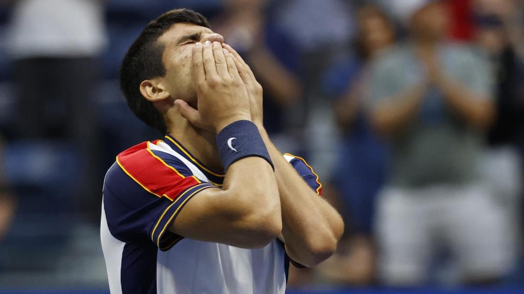 Alcaraz, celebrando la victoria ante Tsitsipas.