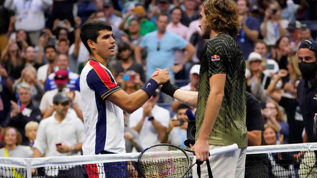 Carlos Alcaraz saluda a Tsitsipas tras ganar en el US Open