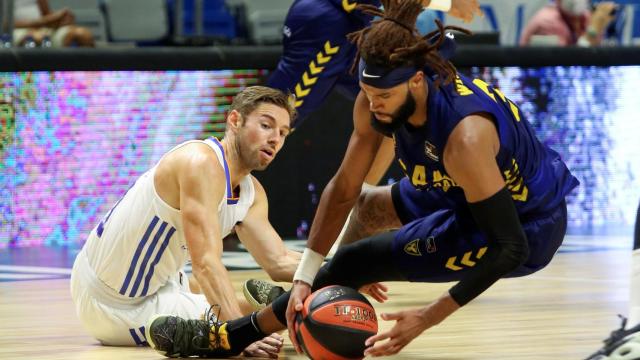 Causeur pelea un balón frente al UCAM Murcia en el Torneo Costa del Sol