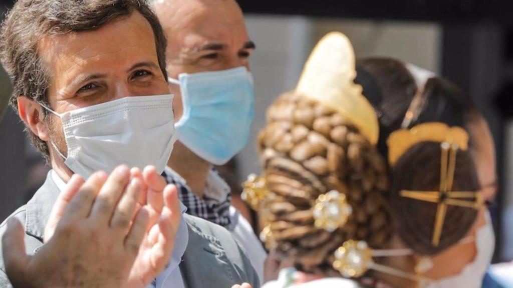 El presidente del PP, Pablo Casado, en las fallas de Valencia.