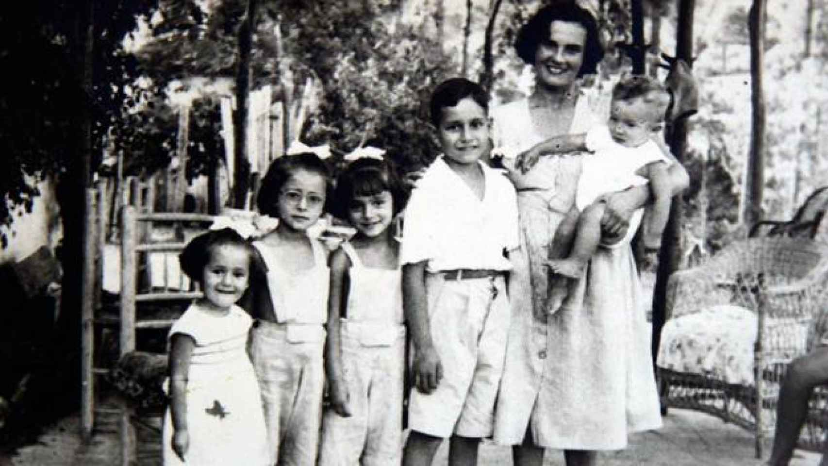 Carmen Laforet, junto a sus cinco hijos.