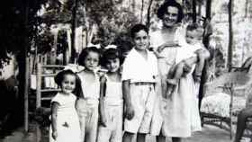 Carmen Laforet, junto a sus cinco hijos.