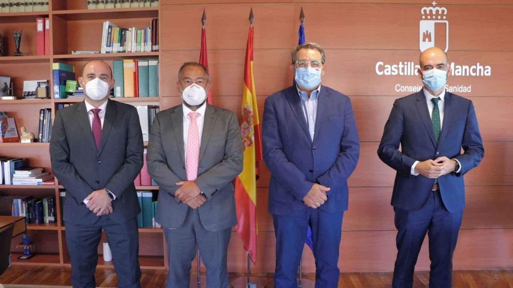 El consejero de Sanidad, Jesús Fernández Sanz, y el rector de la UCLM, Julián Garde, firman el convenio del nuevo Hospital Universitario de Toledo