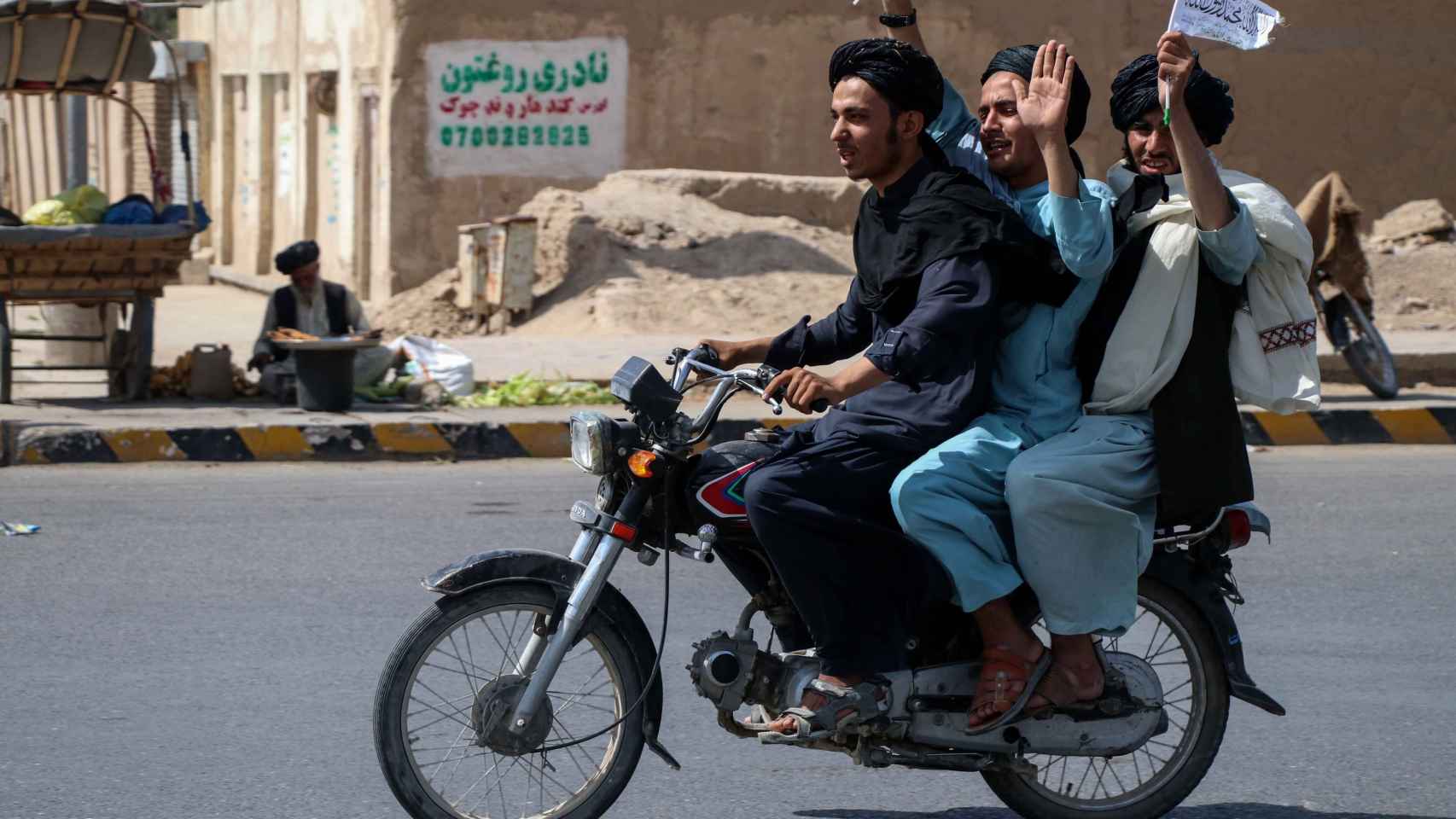 Miembros de los talibanes montando en moto en Kabul.