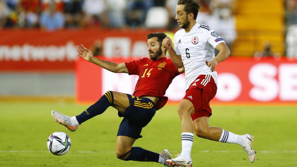 Gayá corta un balón ante Georgia