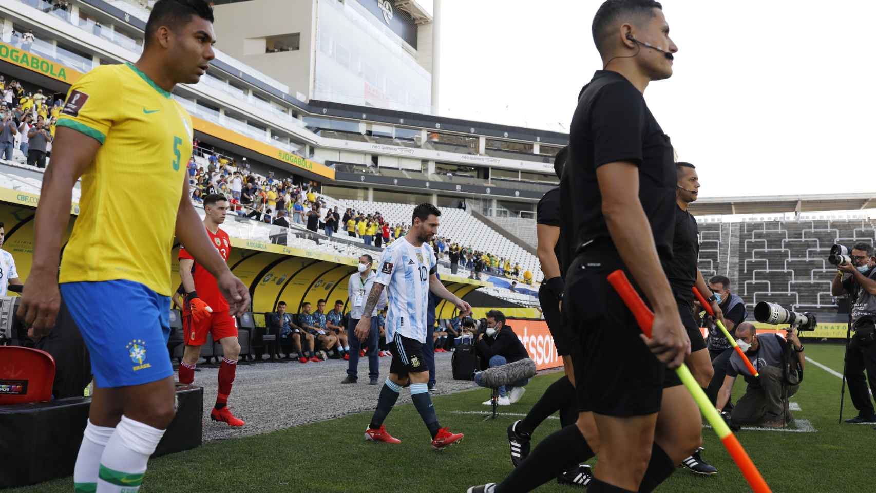 Casemiro y Messi saltando al terreno de juego para jugar el partido