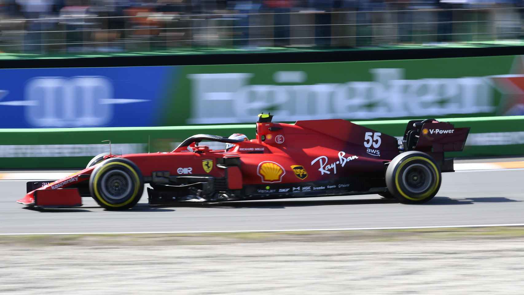 Carlos Sainz rodando con su Ferrari en Zandvoort
