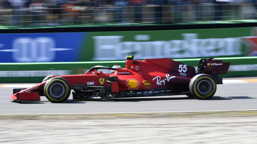 Carlos Sainz rodando con su Ferrari en Zandvoort