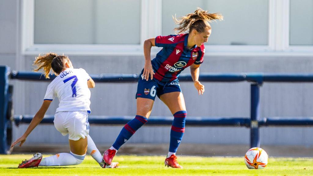 Olga Carmona, durante el Levante - Real Madrid Femenino