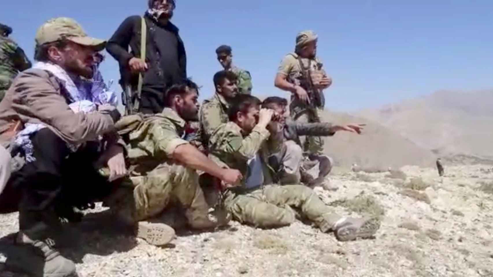 Soldados del Frente Nacional de Resistencia en una montaña del valle del Panshir.