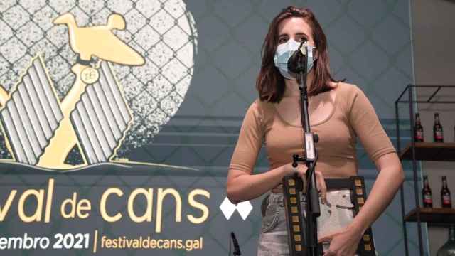 La directora Noelia Muíño recoge un premio en el XVIII Festival de Cans, en O Porriño (Pontevedra).