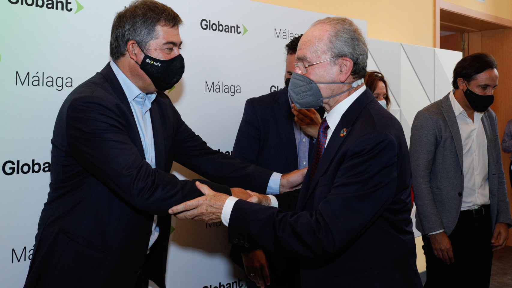 El presidente para Europa de la compañía, Martín Umarán, saluda al alcalde