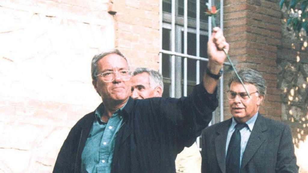 Felipe González acompañando a la cárcel de Guadalajara a José Barrionuevo  y Rafael Vera.