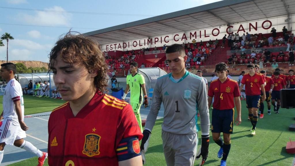 Las dos selecciones saltando al Estadi Olímpic Camilo Cano.