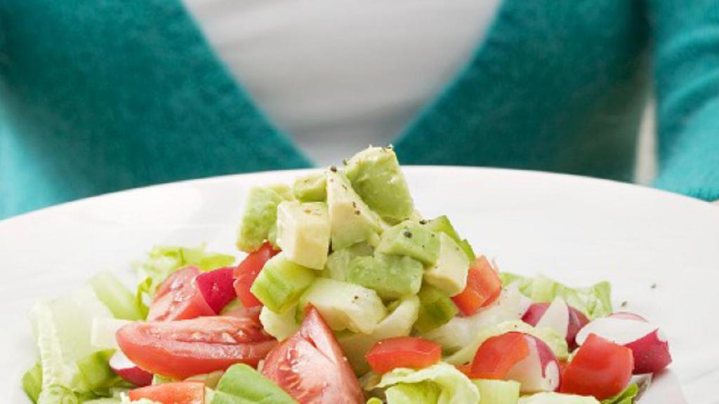 Una ensalada natural de aguacate.