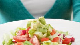 Una ensalada natural de aguacate.