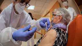 Una anciana se vacuna en un centro de salud madrileño.