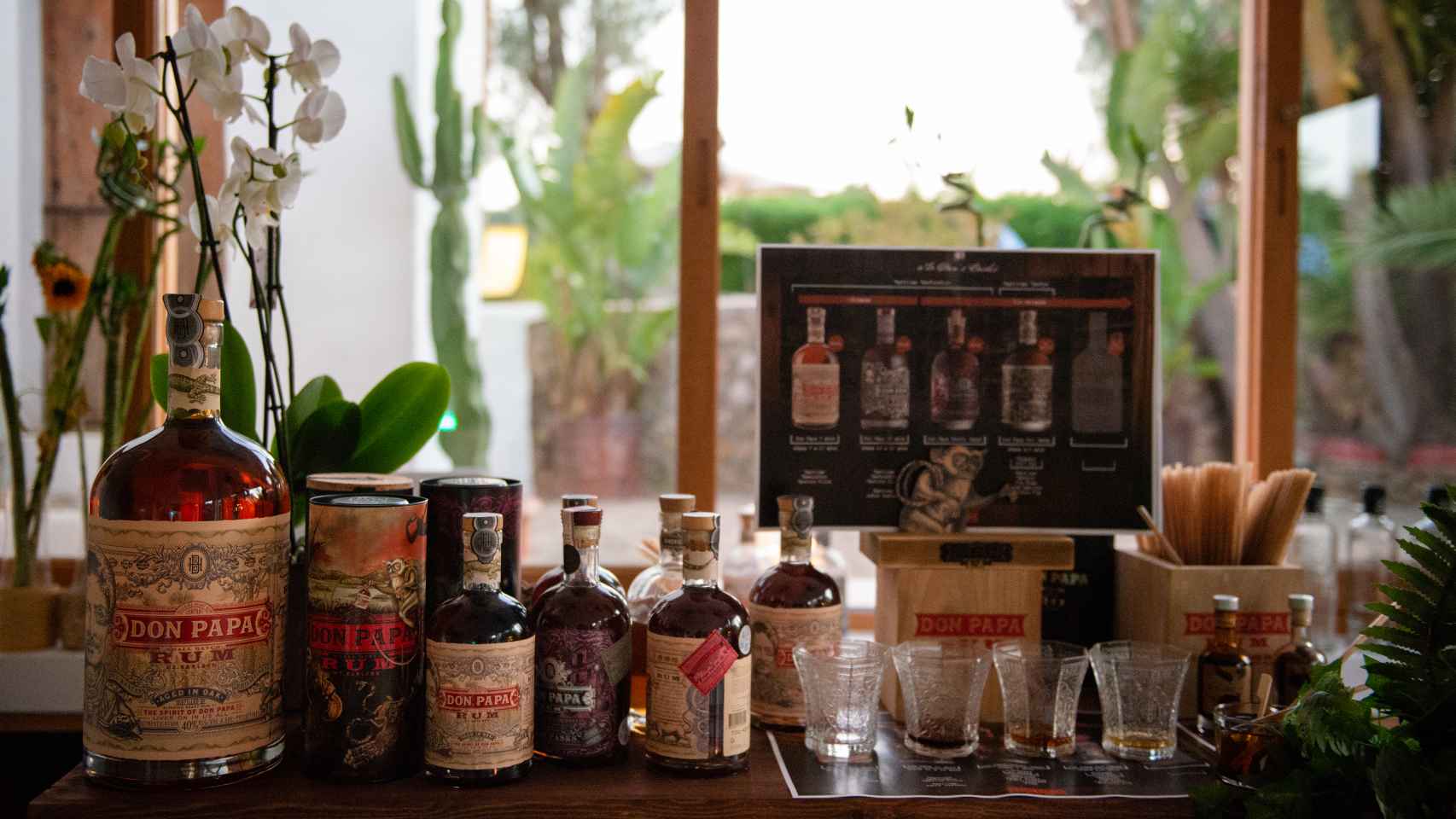Botellas de Don Papa Rum en Casa Sugarlandia en Ibiza.