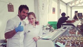 Joseba Arguiñano, tras el mostrador con una compañera, durante la 'Feria guipuzcoana del pastel'.
