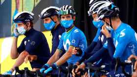 Alejandro Valverde mira a Enric Mas en la presentación de una etapa del Tour de Francia 2021