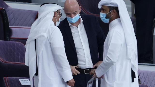 Gianni Infantino, con varios dirigentes cataríes en el Khalifa Stadium