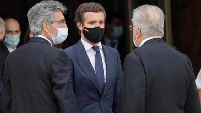 Pablo Casado departe con los presidentes del Tribunal Supremo y del Tribunal Constitucional tras el acto de apertura del curso judicial./