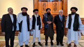 El mulá Abdul Ghani Baradar y Martin Griffiths, durante la reunión llevada a cabo en Kabul.