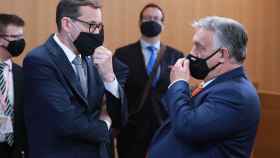 El polaco Mateusz Morawiecki y el húngaro Viktor Orban conversan durante un Consejo Europeo