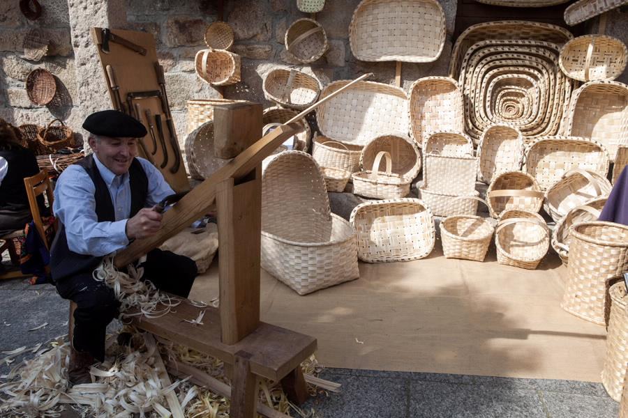 Artesano en la romería do Raigame (Fuente: Turismo de Galicia)