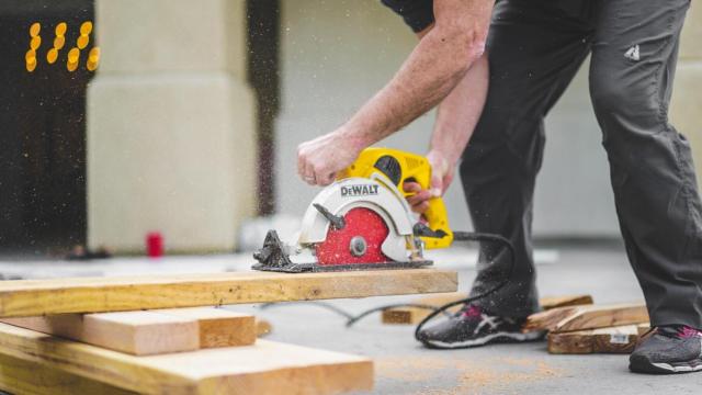 Un trabajador corta listones de madera