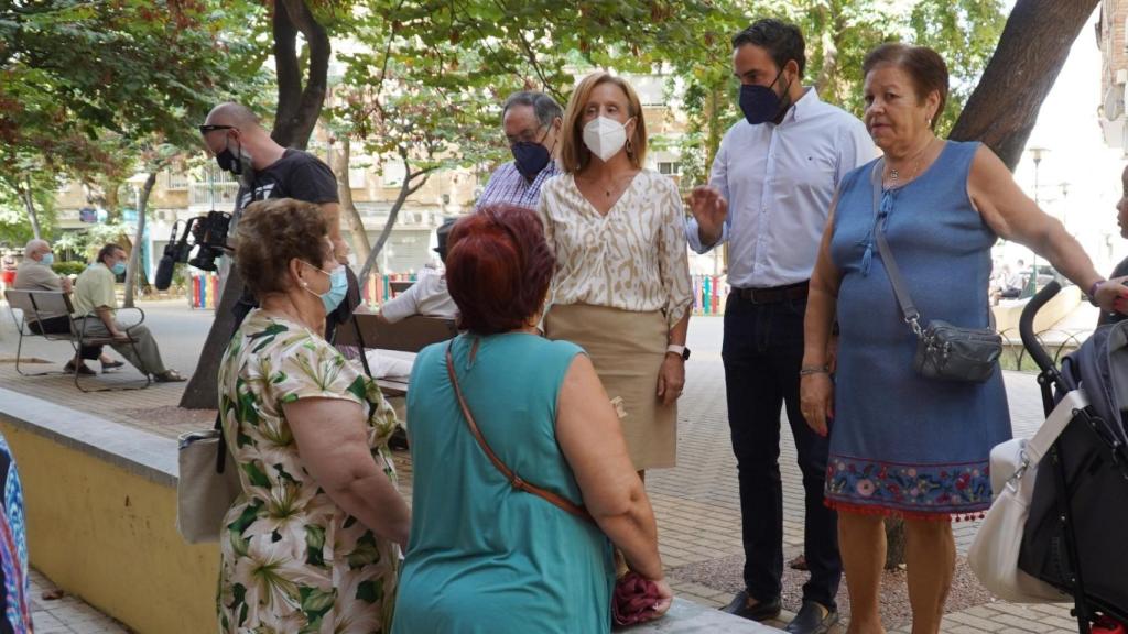 El equipo socialista municipal hablando con los vecinos.