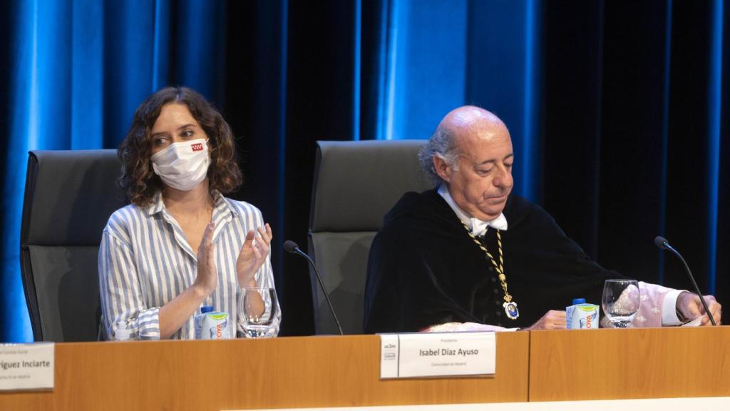 Isabel Díaz Ayuso junto al rector de la Universidad Carlos III, Juan Romo.