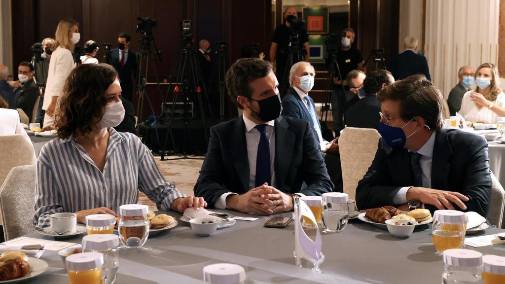 Ayuso, Casado y Almeida, en un desayuno informativo del Fórum Europa.