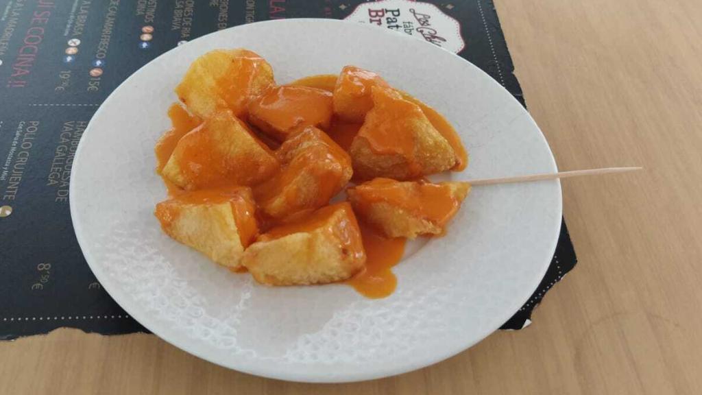 La tapa de patatas bravas del bar Los Chicos, uno de los locales visitados.