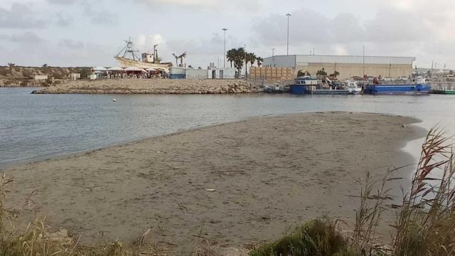 Una gran lengua de arena sobresale del cauce nuevo y ramas y plásticos se acumulan en el antiguo.