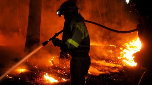 La Unidad Militar de Emergencias en Ribas de Sil, en la extinción del incendio forestal.