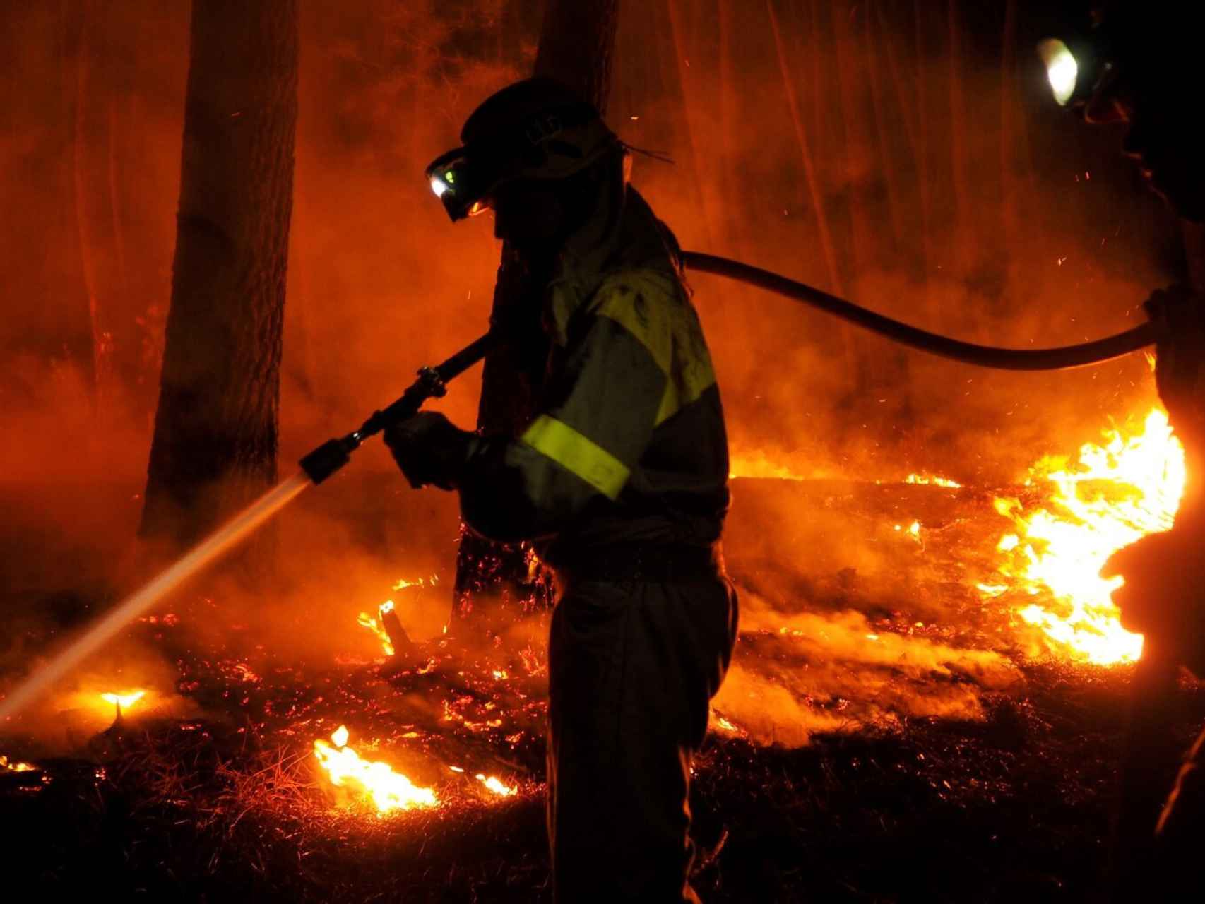 Imagen de archivo de un bombero en un incendio
