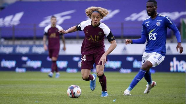 Xavi Simons durante un partido con el PSG