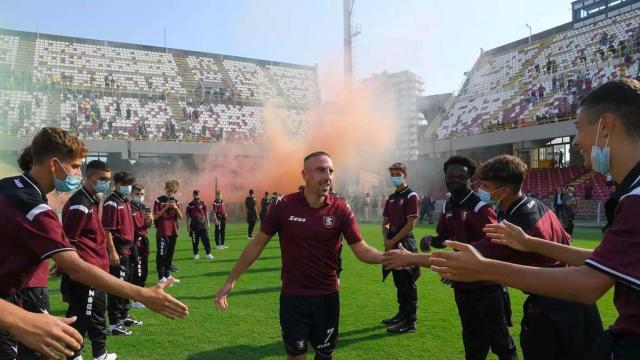 La presentación de Franck Ribéry en el estadio de la Salernitana