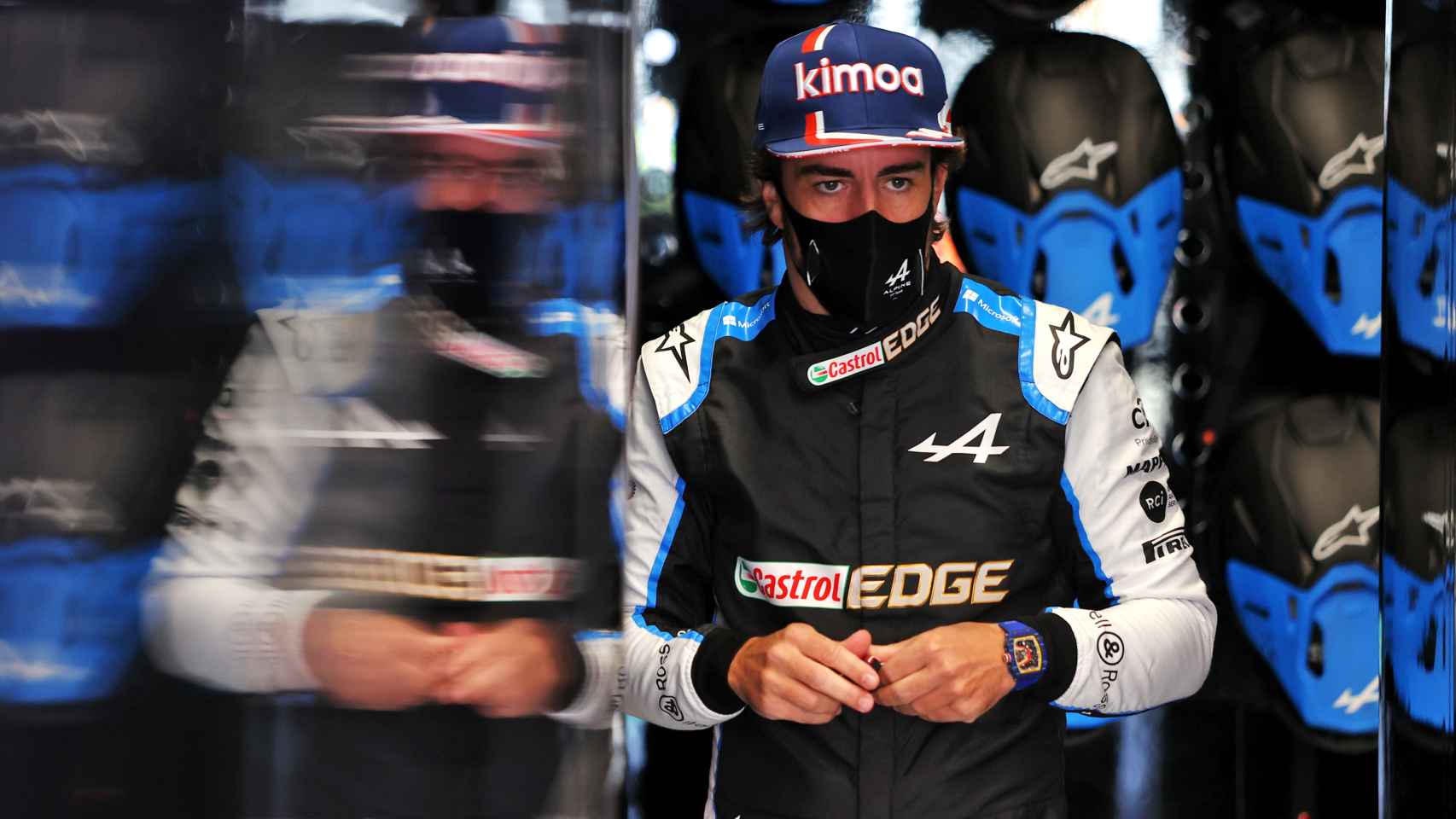 Fernando Alonso en el box del equipo Alpine
