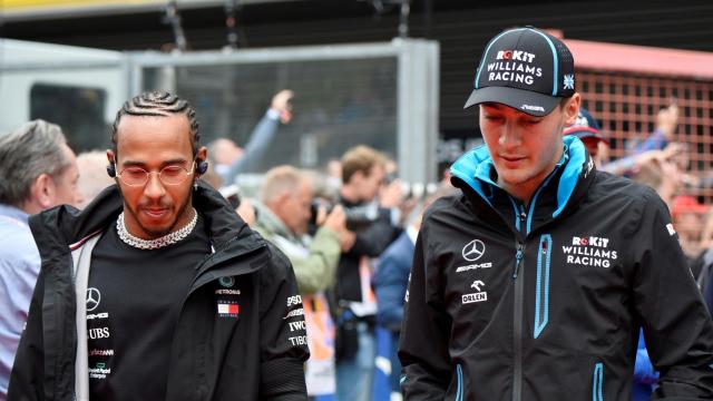 Hamilton y Russell conversan en el paddock