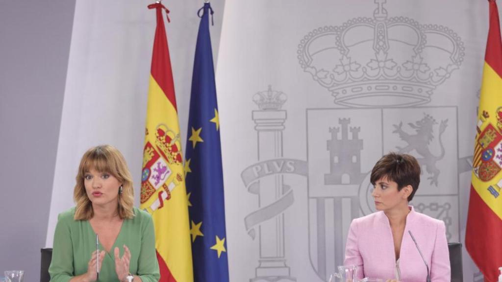 La ministra de Educación, Pilar Alegría, junto con la ministra portavoz, Isabel Rodríguez.