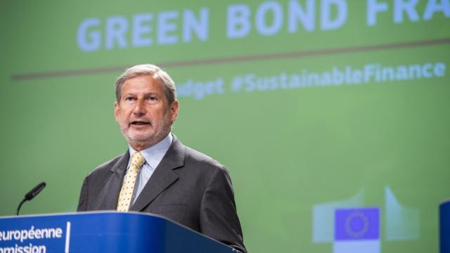 El comisario de Presupuestos, Johannes Hahn, durante la rueda de prensa de este martes