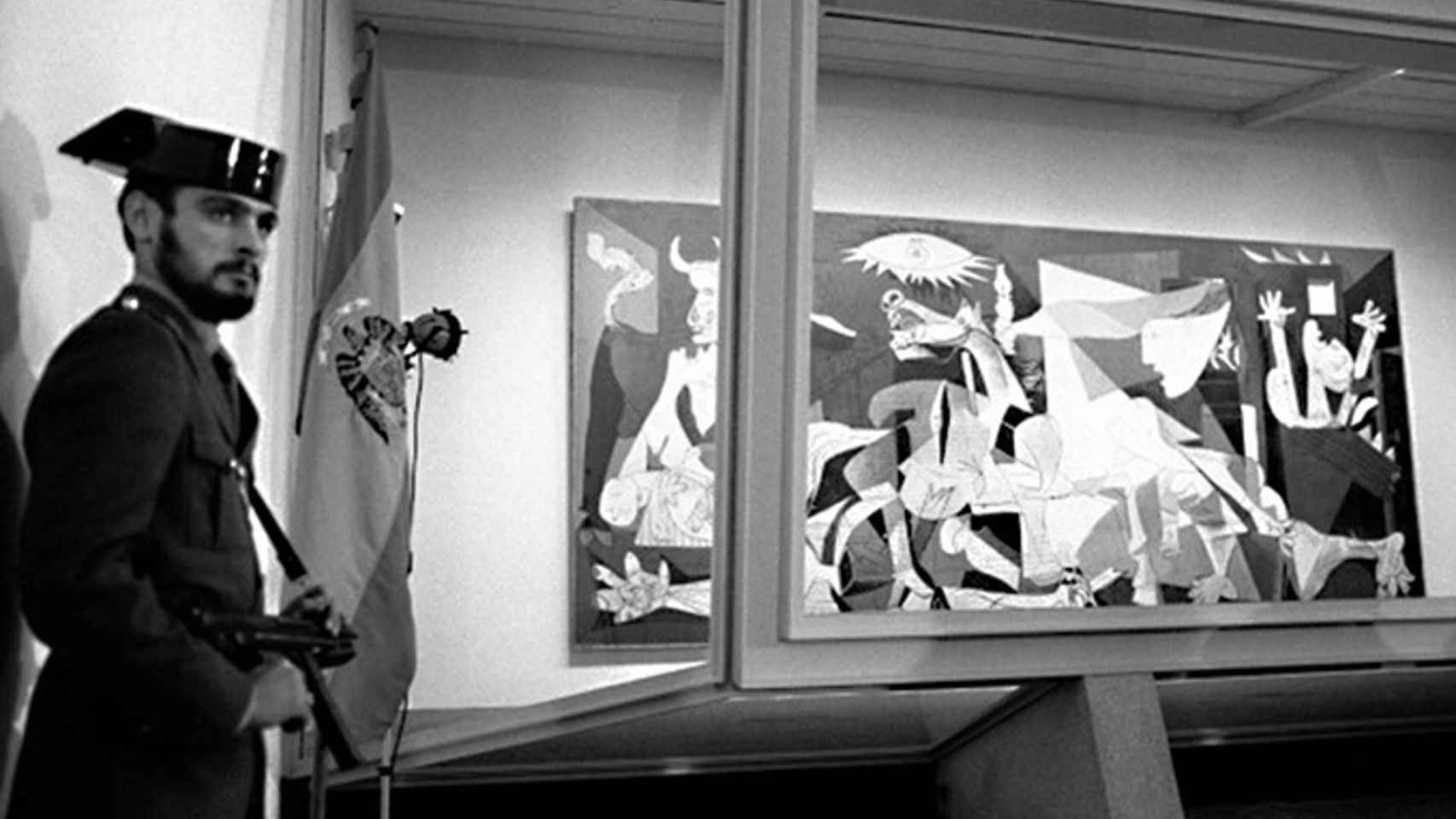 Una foto del 'Guernica' de Picasso, protegido con un cristal antibalas.