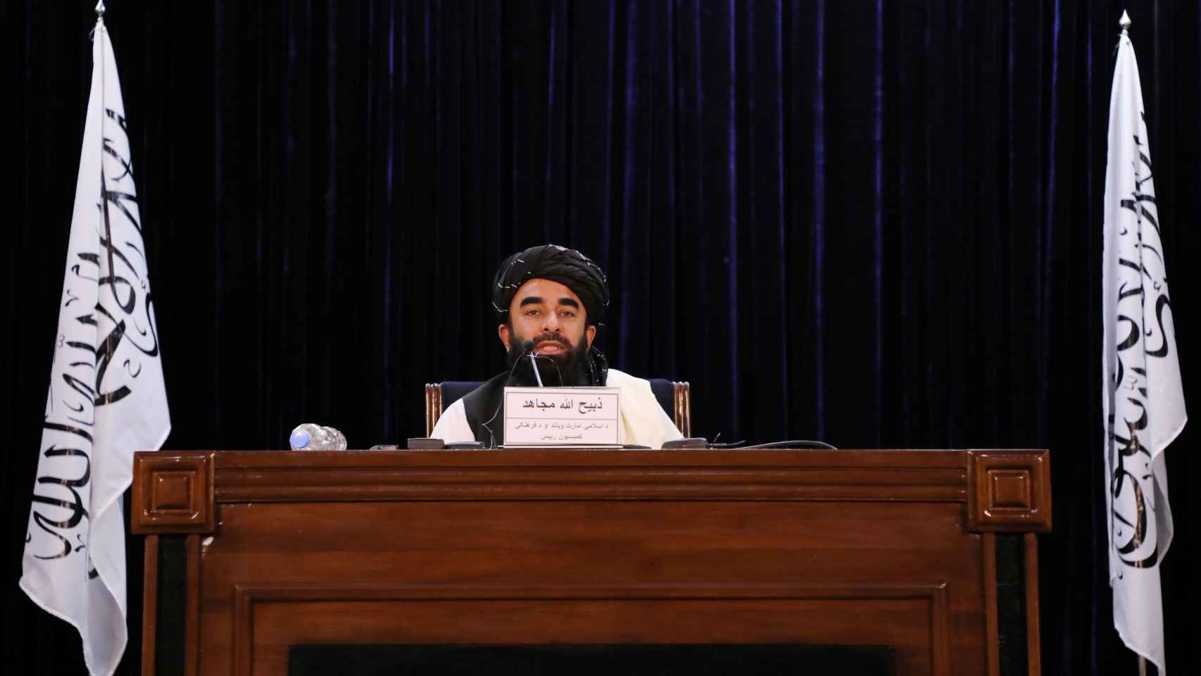 El portavoz de los talibanes, Zabihullah Mujahid, anuncia el nuevo gobierno en Kabul.