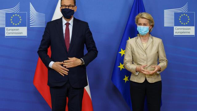 El primer ministro polaco, Mateusz Morawiecki, y la presidenta de la Comisión, Ursula von der Leyen, durante una reunión en Bruselas