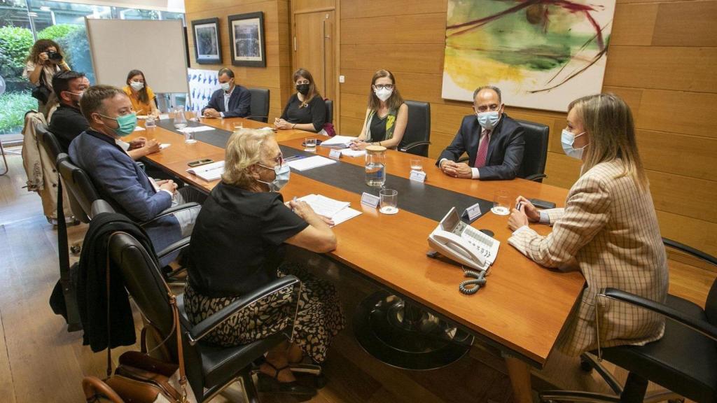 La conselleira de Política Social, Fabiola García, se reúne con entidades sociais de Galicia que acogen a refugiados de Afganistán